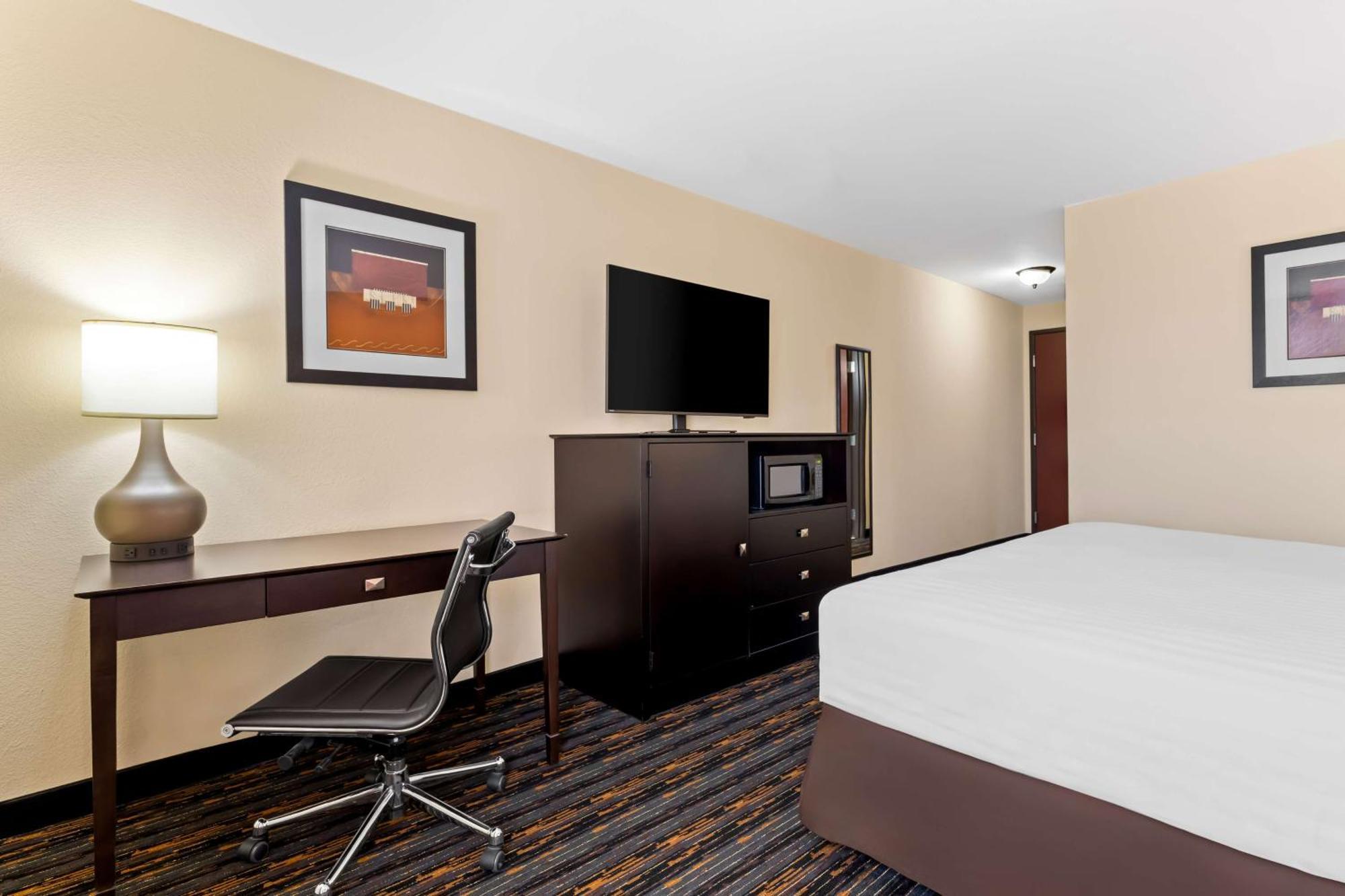 Western Kenosha Hotel 3*